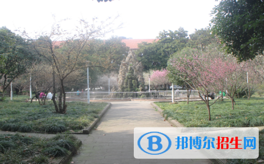 湖北汽車(chē)工業(yè)實(shí)驗(yàn)技工學(xué)校2