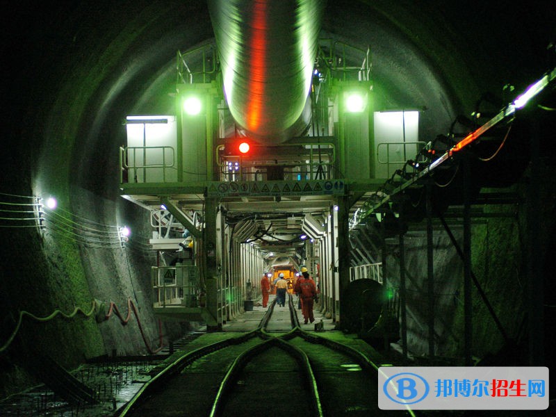 成都2020年中專鐵路學?？梢钥即髮? width=