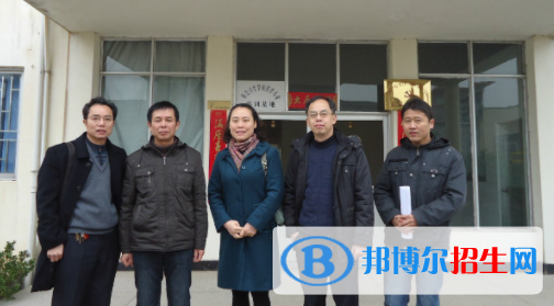 學生在選擇一所學校的時候，就可以知道每所學校的情況是有所不同的，那么學生就可以提前去了解這所學校的相關(guān)情況，甚至是去了解這所學校好不好，是不是適合自己就讀的學校，這些都是需要學生自己去了解情況的，畢竟這是學生在選擇學校。  容縣衛(wèi)生學校性質(zhì)：公辦學校  容縣衛(wèi)生學校招生辦聯(lián)系電話：0775-5322773  容縣衛(wèi)生學校地址：廣西容縣容州鎮(zhèn)沿江北街52號  容縣衛(wèi)生學校簡介 廣西容縣衛(wèi)生學校是1958年成立的公辦普通中專學校，學校環(huán)境優(yōu)美，師資力量雄厚，積累了豐富的教學管理經(jīng)驗，我們的辦學理念是“以質(zhì)量為宗旨，以就業(yè)為導向”。  容縣衛(wèi)生學校辦學理念 學校堅持強化質(zhì)量管理，不斷提高教學質(zhì)量，提升辦學層次。經(jīng)廣西教育廳批準，我校1999年起與廣西中醫(yī)藥大學(原廣西中醫(yī)學院)成教院合作，在容縣衛(wèi)校舉辦護理、臨床醫(yī)學、藥劑等專業(yè)的成人大專、本科業(yè)余班，為我校中專在校生、應(yīng)屆畢業(yè)生和在職醫(yī)護人員攻讀大專、本科學歷創(chuàng)造了更有利的條件。  在選擇了一所學校之后，學生就會知道容縣衛(wèi)生學校的辦學情況是比較好的，甚至是適合大部分的學生選擇就讀的學校。如果有了解更過有關(guān)容縣衛(wèi)生學校的相關(guān)信息，學生是可以直接直接關(guān)注有關(guān)學校的網(wǎng)站信息的。