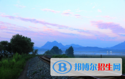 武漢2020年去讀鐵路學(xué)校學(xué)什么對以后好一點
