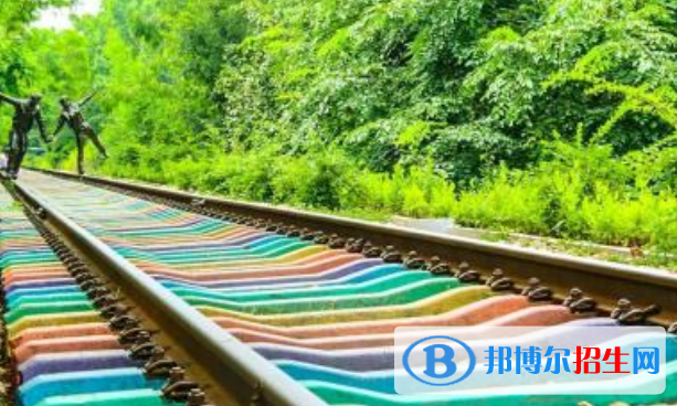 襄陽2020年鐵路學(xué)校和中專有哪些區(qū)別