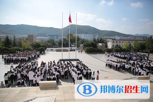 威海衛(wèi)生學校2021年報名條件、招生要求、招生對象?在家長找學校的時候，對于學校的在校生的整體儀表儀容是非常在意的，因為在家長的觀點里學生就該有學生的樣子，所以學校在招生的時候就會提出相應的要求，保證在校生的安全，讓家長們放心，而小編就準備了威海衛(wèi)生學校招生要求，供與參考。  威海衛(wèi)生學校招生條件 1、慢性肝炎病人并且肝功能不正常者。(肝炎病原攜帶者，但肝功能正常者除外)者，請謹慎報讀。  2、熱愛醫(yī)學事業(yè)，愿意投身于醫(yī)療行業(yè)，致力于發(fā)展醫(yī)療事業(yè)。  3、高中畢業(yè)生及其同等學歷者(注：年齡在14歲-20歲之間)，應、往屆初。  4、支氣管擴張病。幼年時患過支氣管哮喘病，上高中后仍復發(fā)者，請謹慎報讀。  威海市衛(wèi)生學校1998年，全國取消了大中專畢業(yè)生統(tǒng)一分配，實行在國家政策指導下，供需見面，雙向選擇。  威海衛(wèi)生學校簡介 學校設立了招生就業(yè)指導辦公室，負責畢業(yè)生的信息查詢，就業(yè)指導，人才推薦，廣開就業(yè)渠道。每年畢業(yè)生畢業(yè)時，組織用人單位來校舉行人才交流會，推薦學生就業(yè)。  近年來，以護理、英語護理專業(yè)為依托，瞄準國際護理市場，先后向沙特、新加坡、英國勞務輸出200余人。畢業(yè)生的就業(yè)率達到98%以上。自1994年開始，我校先后同青島大學醫(yī)學院、濰坊醫(yī)學院、北京中醫(yī)藥大學網(wǎng)絡教育學院、山東大學網(wǎng)絡教育學院簽定了聯(lián)合辦學協(xié)議，學生足不出校，就可以考取以上院校的函授、對口高職、遠程教育，并取得專科以上學歷。  家長在衡量學校的時候就對安全這個問題是非常在意的，畢竟很多家長是獨生子女，所以學校為在校生的安全也為家長們能夠放心，在新生前來報名的時候就會進行面試，從根源解決問題。