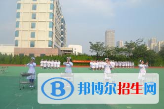 學(xué)校：廣州電子商務(wù)技工學(xué)校 咨詢老師：陳老師 姓名：譚星照 學(xué)歷：中職一年級 專業(yè)：電子商務(wù) 年齡：16歲 聯(lián)系方式：13326702587 到校時間：1月21日上午 到校人數(shù)：2人 具體情況：學(xué)生媽媽帶孩子來參觀學(xué)校，家住順德北窯，在讀中職不喜歡現(xiàn)在的學(xué)的專業(yè)，學(xué)生媽媽有問到畢業(yè)有沒有中專畢業(yè)證，還咨詢了學(xué)費(fèi)減免政策以及是不是按年收費(fèi)，周三孩子放假了就約了周四看校，有告訴家長帶身份證和準(zhǔn)備1000元錢預(yù)報(bào)名費(fèi)！9點(diǎn)20左右正在吃早飯，飯后就帶孩子出發(fā)過來看校