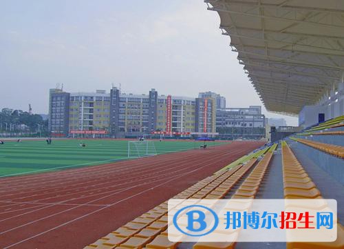 貴陽2021年大專學校有哪些有計算機學校?現(xiàn)在的大專學校是很多的，提供給同學們選擇的學校也是比較多的，只是有的同學專門要學習計算機是專業(yè)，這個就不是每個學校都會開設(shè)的了，所以，有的同學就開始來問小編，小編就來給同學們整理一下。  貴州裝備制造職業(yè)學院 貴州裝備制造職業(yè)學院是經(jīng)貴州省人民政府批準，國家教育部備案，直屬貴州省教育廳的公辦全日制普通高等院校。學院位于貴陽市清鎮(zhèn)職教城風景如畫的紅楓湖畔，毗鄰國家4A級景區(qū)時光貴州古鎮(zhèn)，占地面積500余畝，建筑面積21.5萬平方米。學院辦學層次為全日制普通高等職業(yè)?？平逃?，同時開展中等職業(yè)教育，并舉辦各類成人本?？平逃?，還面向社會開展職業(yè)技能培訓和鑒定，設(shè)有國家第七十五職業(yè)技能鑒定站。  學院下設(shè)機械工程系、電氣自動化系、汽車工程系、建筑工程系、經(jīng)濟管理系、貴州省機械工業(yè)學校(中專部)、思政教學部、基礎(chǔ)教學部等八個教學單位，開設(shè)有數(shù)控技術(shù)、工業(yè)機器人技術(shù)、機械制造與自動化、物流管理、建筑工程技術(shù)、汽車制造與裝配技術(shù)、電梯工程技術(shù)、工業(yè)設(shè)計、會計等二十四個高職專業(yè)，其中有四個國家重點建設(shè)專業(yè)，擁有數(shù)  控、汽車兩個國家級實訓基地。目前，有各類在校學生18000人。  貴州電子商務(wù)職業(yè)技術(shù)學院 貴州電子商務(wù)職業(yè)技術(shù)學院于2016年3月成立，是經(jīng)省人民政府批準，教育部備案的省屬全日制普通高等學校，隸屬于貴州省商務(wù)廳。學院是在國家改革發(fā)展示范校、國家級重點中專--貴州省電子商務(wù)學校(原貴州省商業(yè)學校)的基礎(chǔ)上，與貴州省物資學校合并創(chuàng)建而來，辦學史可追溯到1947年。主要培養(yǎng)適應(yīng)經(jīng)濟社會發(fā)展需求的財經(jīng)、商貿(mào)、信息、藝術(shù)、服務(wù)類高端技術(shù)技能型人才。以高職(?？?教育為主，同時兼招中職學生。  學院現(xiàn)有清鎮(zhèn)、花果園、二戈寨三個校區(qū)，總占地面積471.15畝。目前下設(shè)7個系(部)，開辦有電子商務(wù)、大數(shù)據(jù)技術(shù)與應(yīng)用、物流管理、市場營銷、會計、室內(nèi)藝術(shù)設(shè)計、計算機網(wǎng)絡(luò)技術(shù)、網(wǎng)絡(luò)營銷、數(shù)字媒體藝術(shù)、財務(wù)管理、電子信息工程技術(shù)等33個專業(yè)，辦學規(guī)模達到10582人;現(xiàn)有教職工486人，專任教師304人,其中具有研究生學歷教師占專任教師總數(shù)20%，中高級教師占專任教師總數(shù)37%。學院建有財經(jīng)、商貿(mào)、旅游服務(wù)、文化藝術(shù)、信息技術(shù)、文教體育“六大”實訓基地49個實訓室，1個電子商務(wù)發(fā)展研究中心，設(shè)有“貴州省第32國家職業(yè)技能鑒定所”、“全國計算機高新技術(shù)考試站”、“全國電子商務(wù)師考點”，具備多種職業(yè)技能培訓及鑒定資質(zhì)。學院是“全國電化教育先進單位”“貴州省文明單位”“貴州省職業(yè)教育先進單位”“貴州省職業(yè)技能鑒定先進單位”，牽頭領(lǐng)辦有“貴州省商貿(mào)職教集團”。  小編為同學們整理了兩個計算機學校，這兩個學校都是屬于比較理工科的學校，所以，計算機專業(yè)在學校來說還是算不錯的專業(yè)，不過計算機這個專業(yè)在學習難度上面還是有的，所以，同學們在選擇這個專業(yè)的時候還是需要認真的對待的。