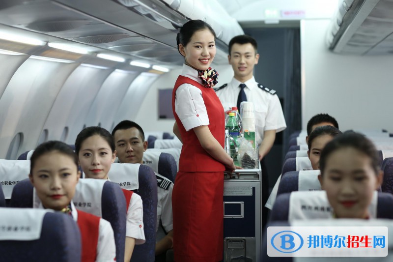 蘭州2022年讀航空服務(wù)學(xué)校多少錢