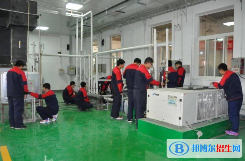 蘭州2022年讀軌道交通學(xué)校多少錢