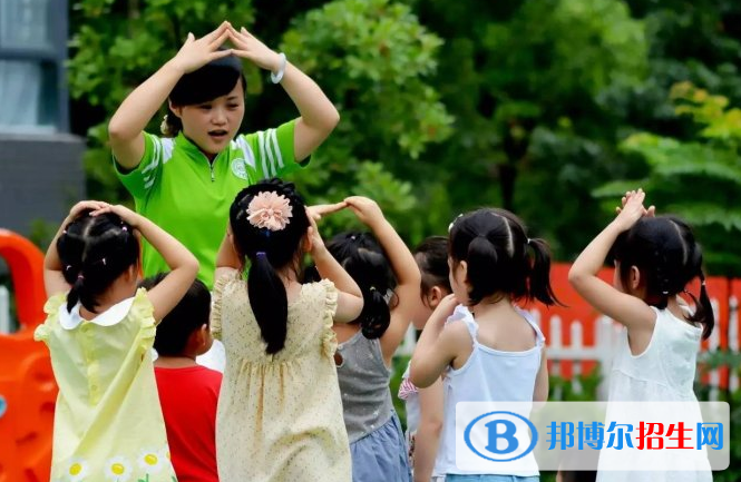 河北2022年女生上幼師學校學什么好