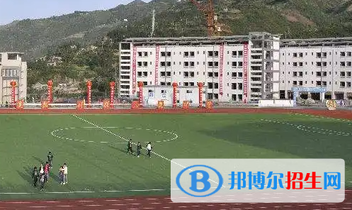 重慶什么建筑學(xué)校比較好?當(dāng)然是教學(xué)環(huán)境好，教學(xué)資源好，教師團(tuán)隊質(zhì)量好的學(xué)校比較好。我們在選擇學(xué)校的時候不一定說什么學(xué)校是最好的，但該有的不能少，只有好的教學(xué)環(huán)境，教學(xué)資源學(xué)生們在學(xué)習(xí)的時候才能接收更多更好的知識，這是一個學(xué)校必備的，也是同學(xué)們應(yīng)得的，我們只需努力的學(xué)習(xí)就是對這學(xué)校最好的回報。  重慶市奉節(jié)職業(yè)教育中心比較好 教學(xué)目標(biāo)好  學(xué)校堅持以創(chuàng)建國家級重點(diǎn)中等職業(yè)學(xué)校為目標(biāo)，以“修身、博學(xué)、精技、躬行”為校訓(xùn);踐行黃炎培先生“使無業(yè)者有業(yè)，有業(yè)者樂業(yè)”的職業(yè)教育思想，提倡“手腦并用，知行合一”的教學(xué)策略;堅持“開放辦學(xué)、多元發(fā)展”辦學(xué)方向;探索“市場化辦學(xué)、特色化建設(shè)、品牌化發(fā)展”拓展空間，不斷提升學(xué)校的綜合實力和核心競爭力，走出了一條職業(yè)教育發(fā)展的新路子。  專業(yè)設(shè)置好  學(xué)?，F(xiàn)有教職工353人，在校生6000余人，常年開設(shè)農(nóng)林類、土木水利類、加工制造類、交通運(yùn)輸類、信息技術(shù)類、商貿(mào)旅游類、財經(jīng)類、文化藝術(shù)類、師范教育類等十余個專業(yè)大類共30多個熱門專業(yè)。  學(xué)校榮譽(yù)多  學(xué)校以市場需求為導(dǎo)向，努力踐行黃炎培先生“使無業(yè)者有業(yè)，使有業(yè)者樂業(yè)”的職業(yè)教育思想。近年來，學(xué)校堅持以爭創(chuàng)重慶市示范中等職業(yè)學(xué)校為契機(jī)，辦學(xué)成效顯著。先后榮獲重慶市職業(yè)教育先進(jìn)集體、重慶市首屆黃炎培職業(yè)教育優(yōu)秀學(xué)校、重慶市綠色學(xué)校、重慶市衛(wèi)生學(xué)校、重慶市國防教育先進(jìn)集體、重慶市招生就業(yè)工作先進(jìn)集體等榮譽(yù)稱號，享有三峽庫區(qū)“職教航母”的美譽(yù)。  辦學(xué)成績好  2007年7月由奉節(jié)縣袁梁村搬遷到奉節(jié)中學(xué)老校(老縣城環(huán)城北路)實施過渡辦學(xué)，2011年6月整體搬遷至奉節(jié)縣西部新城。2011年7月縣人民政府對縣內(nèi)職教資源進(jìn)行優(yōu)化，將重慶市奉節(jié)職業(yè)教育中心、奉節(jié)縣師范學(xué)校、奉節(jié)縣教師進(jìn)修學(xué)校、奉節(jié)縣教育科學(xué)研究所、重慶市廣播電視大學(xué)奉節(jié)分校五校合一，成立奉節(jié)職成教育中心。  為進(jìn)一步優(yōu)化資源，做大做精職業(yè)教育，2013年8月縣人民政府又重組奉節(jié)職教中心、奉節(jié)縣師范學(xué)校、奉節(jié)白帝職中三校資源，成立新的奉節(jié)職教中心。重組后，學(xué)校既有百年老校奉節(jié)師范的底蘊(yùn)，也有市級重點(diǎn)職校奉節(jié)職教中心的穩(wěn)健，更有職教新秀白帝職中的希望。  整合后的學(xué)校相繼建設(shè)成為全國職工教育培訓(xùn)示范基地，全國農(nóng)村勞動力轉(zhuǎn)移培訓(xùn)“陽光工程”定點(diǎn)培訓(xùn)基地、中華職教社“溫暖工程”培訓(xùn)基地、重慶市貧困地區(qū)勞動力轉(zhuǎn)移培訓(xùn)基地、重慶市“雨露計劃”勞動力轉(zhuǎn)移培訓(xùn)基地、重慶市三峽移民勞動技能培訓(xùn)基地、重慶市境外勞務(wù)合作培訓(xùn)中心、中澳職業(yè)教育與培訓(xùn)項目伙伴學(xué)校、奉節(jié)縣財務(wù)會計人員培訓(xùn)中心、奉節(jié)縣國家職業(yè)技能鑒定定點(diǎn)培訓(xùn)單位。  在選擇學(xué)校的時候可能每位家長同學(xué)的評判標(biāo)準(zhǔn)都是不同的，但我們的目標(biāo)只有一個，那就是為學(xué)生找一個好的學(xué)校，不論是建筑學(xué)校還是其他學(xué)校也好，只有好的學(xué)校才能提供更好的教學(xué)質(zhì)量。