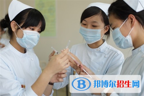 蘭州男生讀衛(wèi)校好不好？首先小編想告訴大家的是，男生的衛(wèi)校是非常好的，因?yàn)橐话阈l(wèi)校都是女生居多，近幾年男生都是逐年遞增的趨勢，大家慢慢意識到，男生讀衛(wèi)校是非常不錯的，因?yàn)獒t(yī)院缺少男性的醫(yī)護(hù)人員，所以會大量錄用男生，男生在就業(yè)方面都是占很大優(yōu)勢的，并且在以后的發(fā)展會更好。下面小編給大家介紹一下男生就讀衛(wèi)校的優(yōu)勢。  男生讀衛(wèi)校好嗎? 男生就讀衛(wèi)校是十分有前途的，就讀衛(wèi)校畢業(yè)找到對口工作之后極其穩(wěn)定。醫(yī)學(xué)類專業(yè)，要的就是過硬的技術(shù)和醫(yī)學(xué)基礎(chǔ)知識，一旦你走上工作崗位，就基本上不會有失業(yè)的可能。往后走，同學(xué)們由于能力的提升，工資待遇也會有所提升。  目前，男護(hù)士處于高就業(yè)率背后是低報(bào)考率。隨著醫(yī)院越來越青睞男護(hù)士，這些年來，畢業(yè)季的到來，各大醫(yī)院急缺的男護(hù)理仍處于空白、長期以來護(hù)理這項(xiàng)工作一直以女性為主導(dǎo)。但隨著人性化護(hù)理理念的提出，  隨著人們對健康需求的日益增加。以單一性別為特色的護(hù)理隊(duì)伍也在發(fā)生改變，“女兒國”里漸漸出現(xiàn)了男士的身影，他們同樣擔(dān)當(dāng)著“白衣天使”的神圣職責(zé)，他們就是萬綠叢中一點(diǎn)紅的“男丁格爾”—男護(hù)士。  推薦專業(yè)——護(hù)理 主要課程  人體結(jié)構(gòu)與功能、病原微生物與免疫、藥理、病理、健康評估、基礎(chǔ)護(hù)理技術(shù)、內(nèi)科護(hù)理、外科護(hù)理、兒科護(hù)理、婦產(chǎn)科護(hù)理、五官科護(hù)理、急危重癥護(hù)理、中醫(yī)護(hù)理等。  培養(yǎng)目標(biāo)  培養(yǎng)適應(yīng)我國醫(yī)藥衛(wèi)生事業(yè)現(xiàn)代化發(fā)展需要，具備本專業(yè)必備的基礎(chǔ)理論和專門知識、較強(qiáng)的護(hù)理操作技能和工作能力，能夠在各級各類醫(yī)療衛(wèi)生保健機(jī)構(gòu)從從事臨床護(hù)理、衛(wèi)生保健等工作的緊缺型的技術(shù)技能型人才。  就業(yè)方向  在國內(nèi)外各級各類醫(yī)療衛(wèi)生機(jī)構(gòu)和衛(wèi)生保健機(jī)構(gòu)，從事臨床護(hù)理、社區(qū)護(hù)理、中醫(yī)護(hù)理、口腔護(hù)理、老年護(hù)理、護(hù)理管理、護(hù)理教育、預(yù)防保健及康復(fù)等工作。  男生讀衛(wèi)校是可以選擇讀護(hù)理專業(yè)的，護(hù)理專業(yè)相比其他專業(yè)來說，畢業(yè)出來是非常好就業(yè)的，男護(hù)士，目前在中國是個很吃香的職業(yè)，如果選擇了讀護(hù)理專業(yè)，以后畢業(yè)出來的就業(yè)前景是非常有前景的，而且由于男生的體力比女生好，醫(yī)院里的很多事都離不開男護(hù)。比如說在醫(yī)院里面有很多病人都是要求男護(hù)士照顧的，所以對于同學(xué)們來說選擇護(hù)理專業(yè)是一個非常不錯的決定。