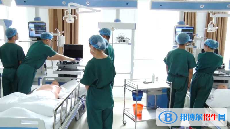 蘭州男生讀衛(wèi)校好不好？首先小編想告訴大家的是，男生的衛(wèi)校是非常好的，因?yàn)橐话阈l(wèi)校都是女生居多，近幾年男生都是逐年遞增的趨勢，大家慢慢意識到，男生讀衛(wèi)校是非常不錯的，因?yàn)獒t(yī)院缺少男性的醫(yī)護(hù)人員，所以會大量錄用男生，男生在就業(yè)方面都是占很大優(yōu)勢的，并且在以后的發(fā)展會更好。下面小編給大家介紹一下男生就讀衛(wèi)校的優(yōu)勢。  男生讀衛(wèi)校好嗎? 男生就讀衛(wèi)校是十分有前途的，就讀衛(wèi)校畢業(yè)找到對口工作之后極其穩(wěn)定。醫(yī)學(xué)類專業(yè)，要的就是過硬的技術(shù)和醫(yī)學(xué)基礎(chǔ)知識，一旦你走上工作崗位，就基本上不會有失業(yè)的可能。往后走，同學(xué)們由于能力的提升，工資待遇也會有所提升。  目前，男護(hù)士處于高就業(yè)率背后是低報(bào)考率。隨著醫(yī)院越來越青睞男護(hù)士，這些年來，畢業(yè)季的到來，各大醫(yī)院急缺的男護(hù)理仍處于空白、長期以來護(hù)理這項(xiàng)工作一直以女性為主導(dǎo)。但隨著人性化護(hù)理理念的提出，  隨著人們對健康需求的日益增加。以單一性別為特色的護(hù)理隊(duì)伍也在發(fā)生改變，“女兒國”里漸漸出現(xiàn)了男士的身影，他們同樣擔(dān)當(dāng)著“白衣天使”的神圣職責(zé)，他們就是萬綠叢中一點(diǎn)紅的“男丁格爾”—男護(hù)士。  推薦專業(yè)——護(hù)理 主要課程  人體結(jié)構(gòu)與功能、病原微生物與免疫、藥理、病理、健康評估、基礎(chǔ)護(hù)理技術(shù)、內(nèi)科護(hù)理、外科護(hù)理、兒科護(hù)理、婦產(chǎn)科護(hù)理、五官科護(hù)理、急危重癥護(hù)理、中醫(yī)護(hù)理等。  培養(yǎng)目標(biāo)  培養(yǎng)適應(yīng)我國醫(yī)藥衛(wèi)生事業(yè)現(xiàn)代化發(fā)展需要，具備本專業(yè)必備的基礎(chǔ)理論和專門知識、較強(qiáng)的護(hù)理操作技能和工作能力，能夠在各級各類醫(yī)療衛(wèi)生保健機(jī)構(gòu)從從事臨床護(hù)理、衛(wèi)生保健等工作的緊缺型的技術(shù)技能型人才。  就業(yè)方向  在國內(nèi)外各級各類醫(yī)療衛(wèi)生機(jī)構(gòu)和衛(wèi)生保健機(jī)構(gòu)，從事臨床護(hù)理、社區(qū)護(hù)理、中醫(yī)護(hù)理、口腔護(hù)理、老年護(hù)理、護(hù)理管理、護(hù)理教育、預(yù)防保健及康復(fù)等工作。  男生讀衛(wèi)校是可以選擇讀護(hù)理專業(yè)的，護(hù)理專業(yè)相比其他專業(yè)來說，畢業(yè)出來是非常好就業(yè)的，男護(hù)士，目前在中國是個很吃香的職業(yè)，如果選擇了讀護(hù)理專業(yè)，以后畢業(yè)出來的就業(yè)前景是非常有前景的，而且由于男生的體力比女生好，醫(yī)院里的很多事都離不開男護(hù)。比如說在醫(yī)院里面有很多病人都是要求男護(hù)士照顧的，所以對于同學(xué)們來說選擇護(hù)理專業(yè)是一個非常不錯的決定。