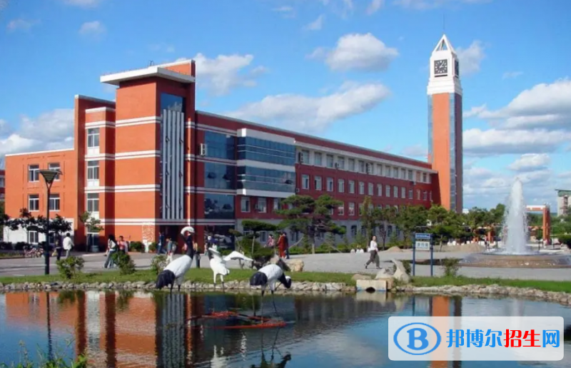新疆師范大學(xué)是幾本？是985和211嗎？