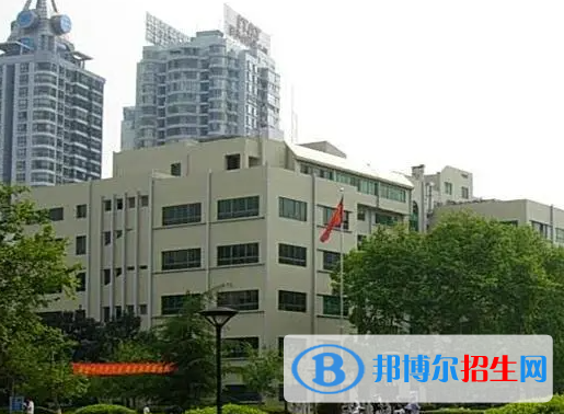 瀘州醫(yī)學(xué)院衛(wèi)生學(xué)校地址在哪里，哪個地區(qū)，哪個城市?