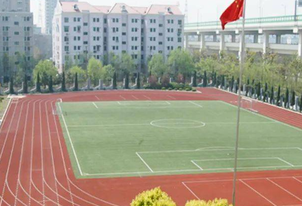 貴陽市新東方烹飪中等職業(yè)學(xué)校教師何坤專、康進(jìn)在山東省城市主導(dǎo)產(chǎn)業(yè)技能大賽